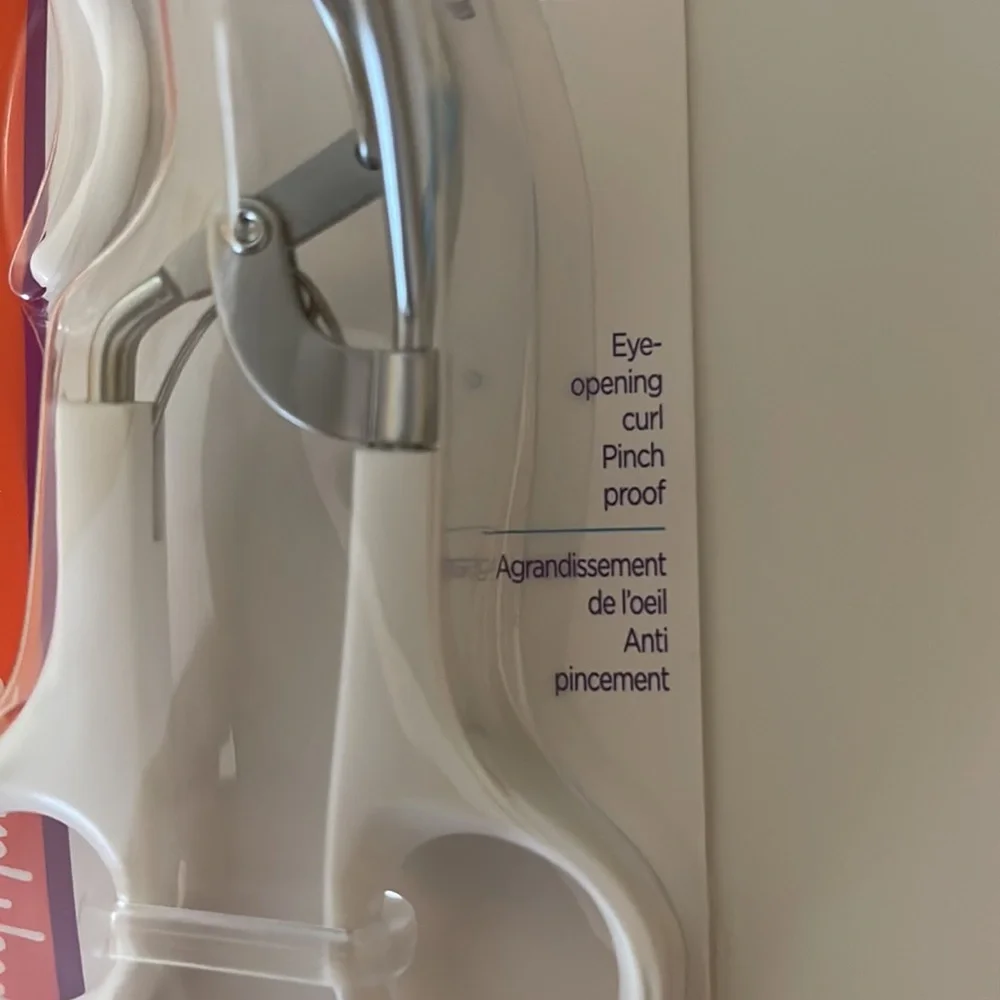 **New in Pkg!**Sally Hansen Ultimate Eyelash Curler